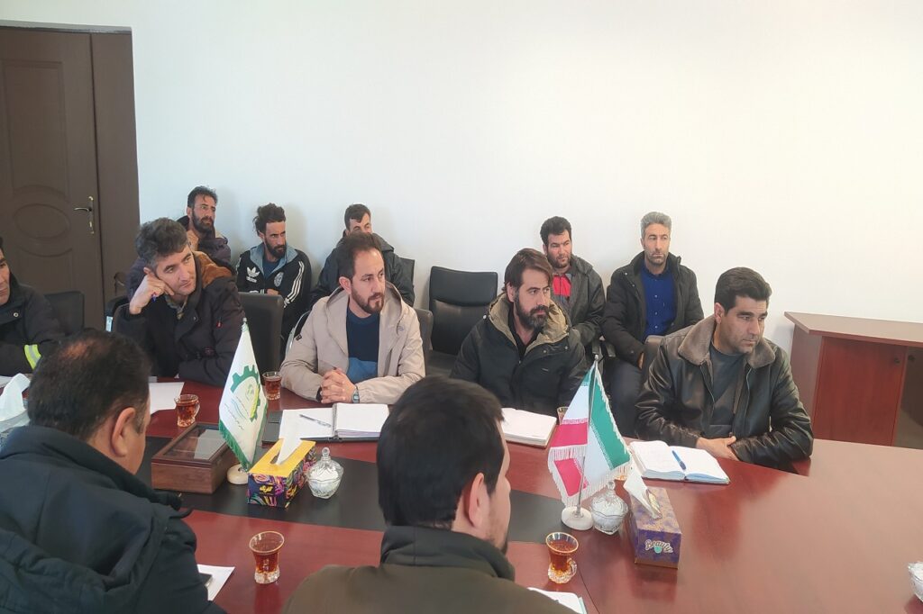 جلسه مدیرعامل محترم شرکت کشت و صنعت خوشه صبا با معاونت، مسئولین و کارشناسان واحد باغبانی و زراعت